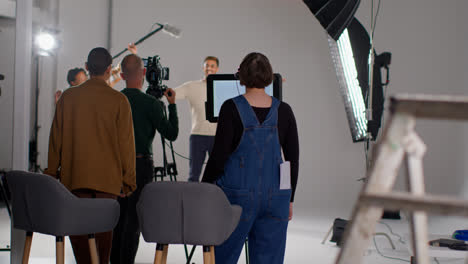 Equipo-De-Filmación-Y-Directora-Felicitando-A-Los-Actores-Después-De-La-Actuación-Durante-El-Rodaje-De-Una-Película-O-Un-Video-En-El-Estudio-3